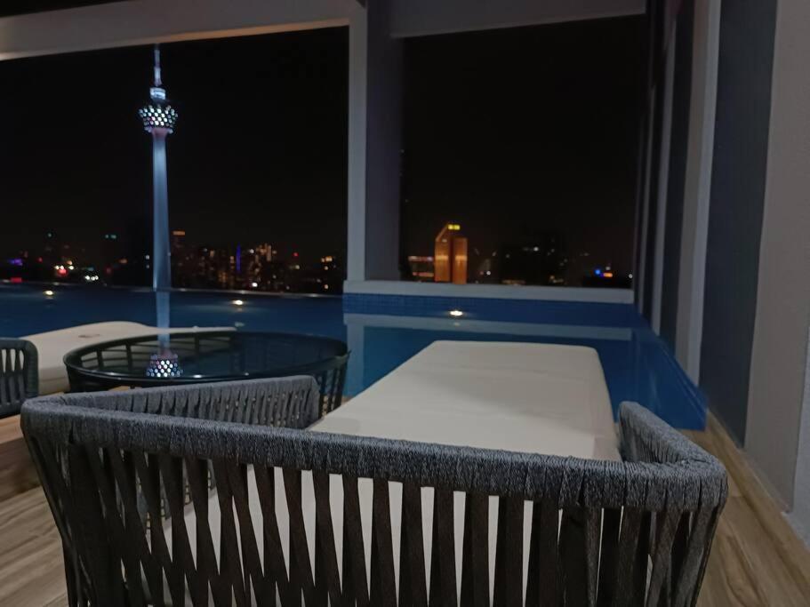 Col 14b Modern Infinity Pool Klcc Balcony View