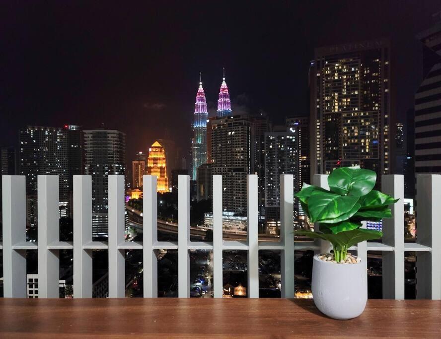 Col 14b Modern Infinity Pool Klcc Balcony View Kuala Lumpur